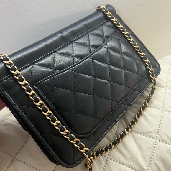 CHANEL Black Quilted Crossbody Bag with Gold Chain - Picture 5 of 12